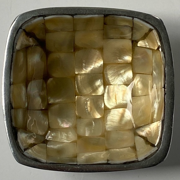 JULIA KNIGHT Trinket Dish Mother of Pearl Bowl Small 3.75” Square Shells Signed - Picture 14 of 16